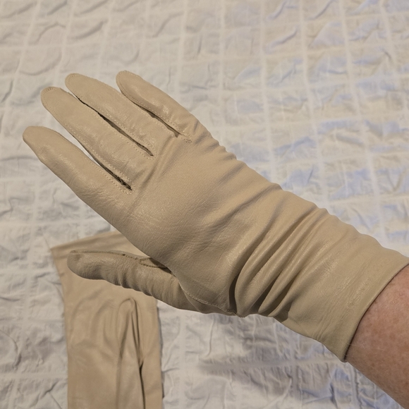 🤎 Vintage Van Raalte Tan Gloves – Size 7.5 Med-Large – Made in USA